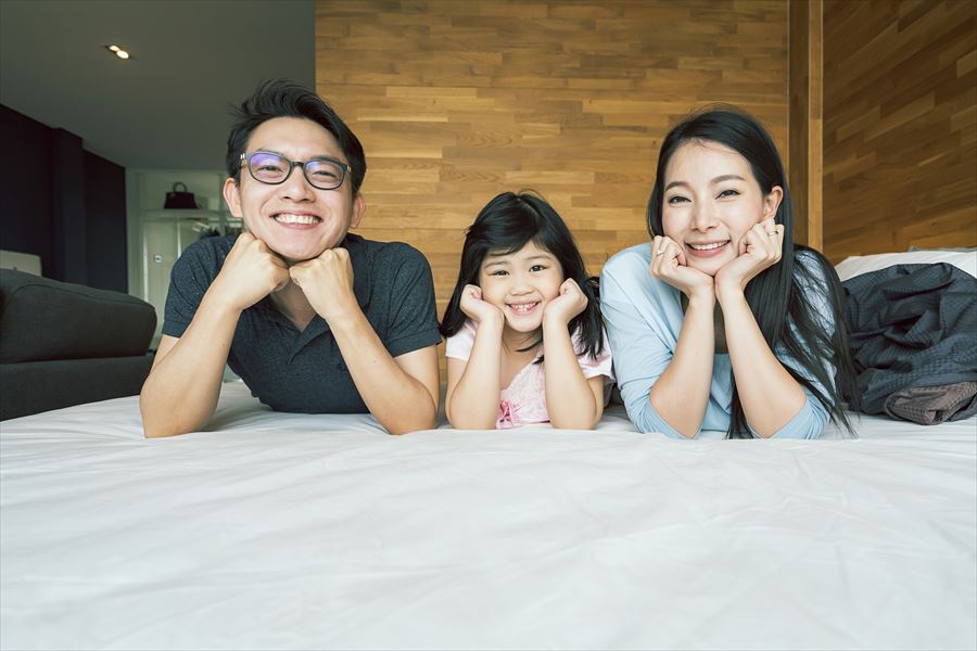 <a href="https://www.freepik.com/free-photo/happiness-joyful-asian-family-mom-dad-daughter-laydown-together-with-fun-play-kiss-bed-portrait-asian-family-people-home-background_25129603.htm#page=2&query=japanese%20family&position=35&from_view=search&track=ais">Image by Lifestylememory</a> on Freepik